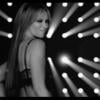 Jennifer Love Hewitt sublime en noir et blanc dans la vidéo promotionnelle de The Client List