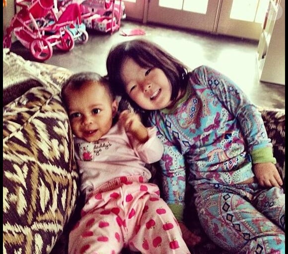 Josh Kelly, le mari de Katherine Heigl a posté des photos intimes de leur deux filles Naleigh et Adalaide, sur son profil Instagram en avril 2013.
