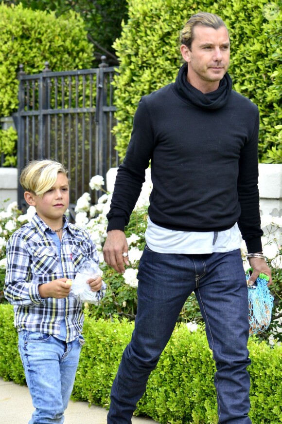 Gavin Rossdale emmène ses fils Zuma et Kingston à la fête d'anniversaire de Skyler, le fils de la styliste Rachel Zoe, à Los Angeles, le 14 avril 2013.