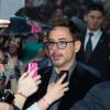 Robert Downey Jr. arrive au photocall du film Iron Man 3 à Paris, ou une horde de fans l'attendait, le 14 avril 2013.