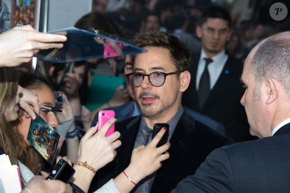 Robert Downey Jr. arrive au photocall du film Iron Man 3 à Paris, ou une horde de fans l'attendait, le 14 avril 2013.