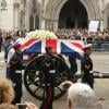 Le cercueil de Margaret Thatcher acheminé sur un affût de canon de la Première Guerre mondiale vers la cathédrale St Paul le 17 avril 2013 lors des obsèques cérémonielles de la Dame de fer.