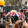Le cercueil de Margaret Thatcher acheminé sur un affût de canon de la Première Guerre mondiale vers la cathédrale St Paul le 17 avril 2013 lors des obsèques cérémonielles de la Dame de fer.