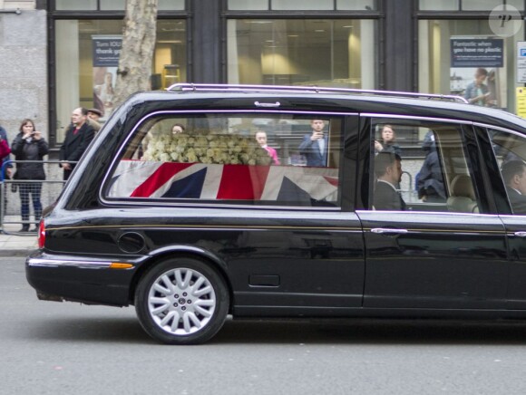 Le cercueil de Margaret Thatcher en route vers l'église St Clement Danes, première étape avant d'être acheminé sur un affût de canon de la Première Guerre mondiale à la cathédrale St Paul, à Londres, le 17 avril 2013