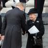 Sir Mark Thatcher saluant la reine Elizabeth II et le duc d'Edimbourg à quelques minutes de l'arrivée du cercueil de Margaret Thatcher pour ses funérailles, célébrées le 17 avril 2013 en la cathédrale St Paul de Londres.