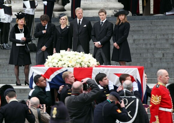 Funérailles de Margaret Thatcher, célébrées le 17 avril 2013 en la cathédrale St Paul de Londres. Son fils Mark, avec son épouse Sarah et leurs enfants Michael et Amanda, sa fille Carol, avec son compagnon Marco Grass, se sont montrés recueillis et soudés sur le parvis de la cathédrale Saint Paul lors de l'arrivée du cercueil.