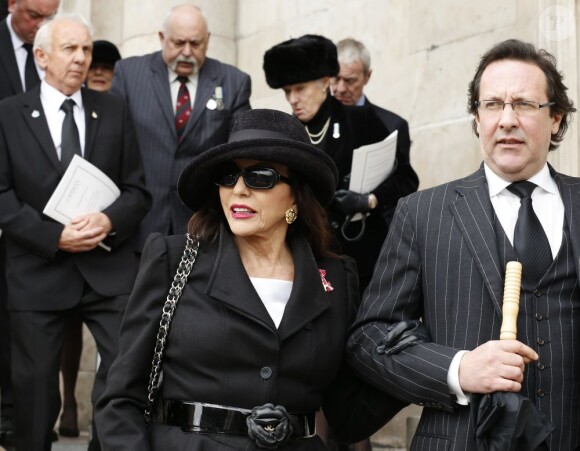 L'actrice Joan Collins et son époux Percy Gibson après les funérailles de Margaret Thatcher, célébrées le 17 avril 2013 en la cathédrale St Paul de Londres.