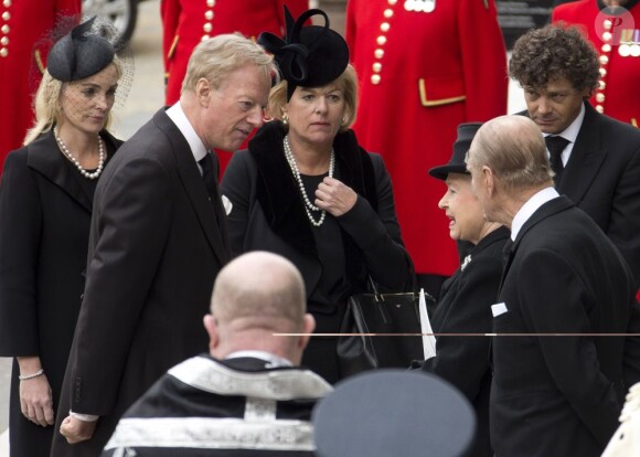 Sir Mark Thatcher, son épouse Sarah et sa soeur Carol recevant les condoléances de la reine Elizabeth II et son époux le duc d'Edimbourg, aux Funérailles de Margaret Thatcher, célébrées le 17 avril 2013 en la cathédrale St Paul de Londres.