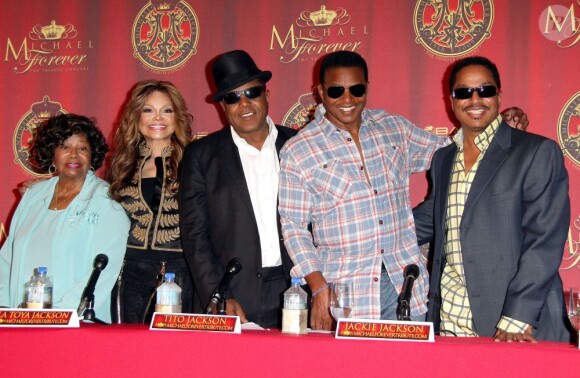 Katherine Jackson, La Toya Jackson, Tito Jackson, Jackie Jackson et Marlon Jackson à une conférence de presse à Beverly Hills, le 25 juillet 2011.