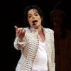 Michael Jackson sur la scène de l'Apollo Theatre à New York, 24 avril 2002.