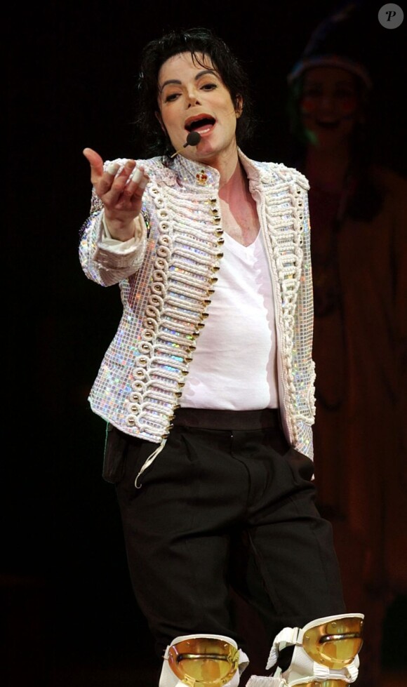 Michael Jackson sur la scène de l'Apollo Theatre à New York, 24 avril 2002.