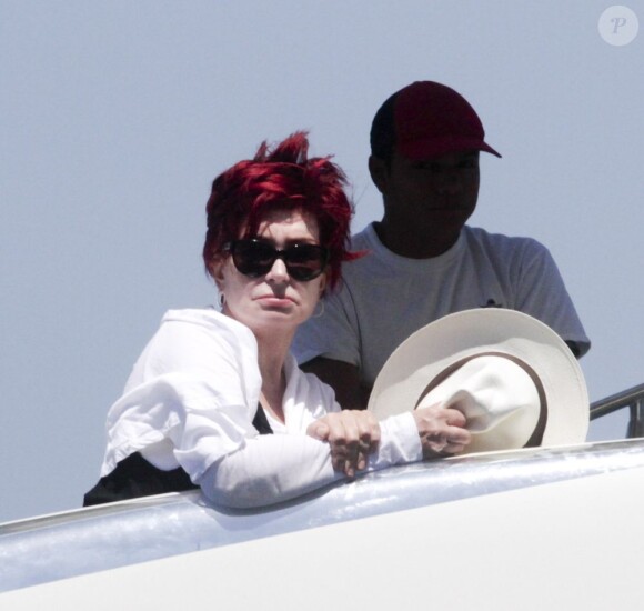 Sharon Osbourne, plutôt triste et boudeuse, en vacances avec sa fille Aimee et son boyfriend, au Mexique, le 17 avril 2013.