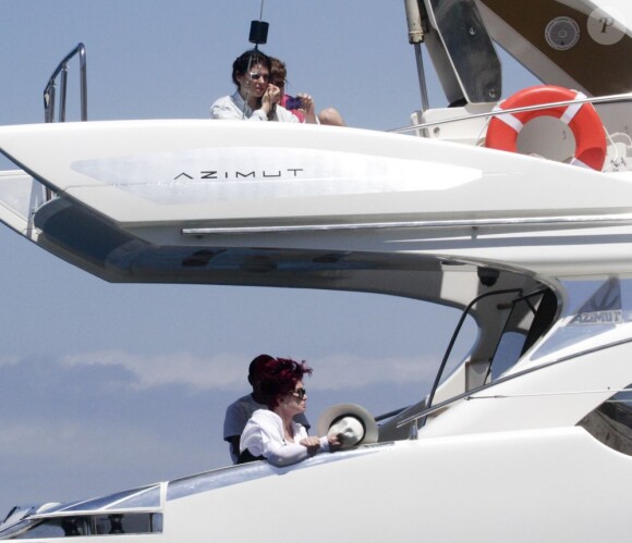 Sharon Osbourne, triste et boudeuse, en vacances avec sa fille Aimee et son boyfriend, au Mexique, le 17 avril 2013.