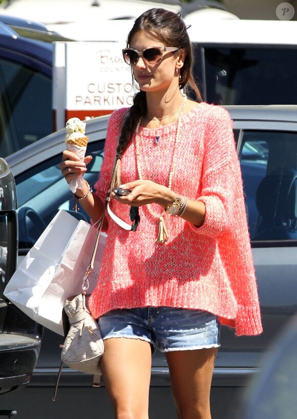 Belle journée pour Alessandra Ambrosio et sa fille Anja qui dégustent une glace dans les rues de Brentwood, le 18 avril 2013.