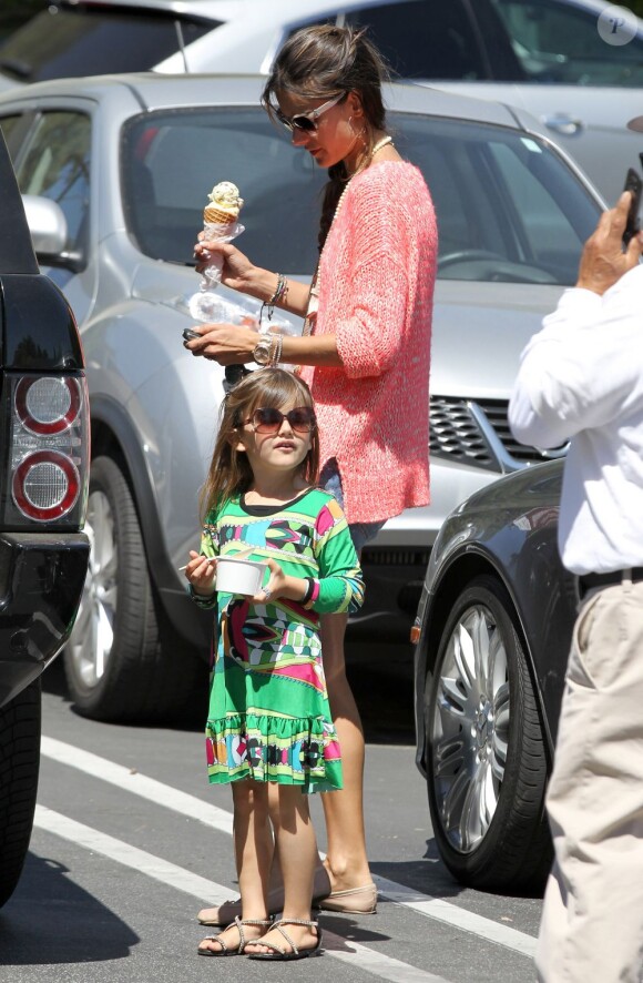 Alessandra Ambrosio et son adorable et craquante fille Anja dégustent une glace dans les rues de Brentwood, le 18 avril 2013.