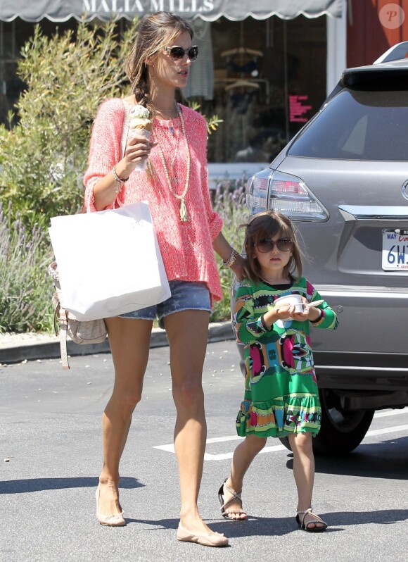Le mannequin Alessandra Ambrosio et sa fille Anja dégustent une glace dans les rues de Brentwood, le 18 avril 2013.