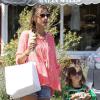 Alessandra Ambrosio et sa fille Anja dégustent une glace dans les rues de Brentwood, le 18 avril 2013.