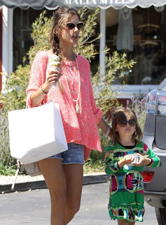 Alessandra Ambrosio et sa fille Anja dégustent une glace dans les rues de Brentwood, le 18 avril 2013.