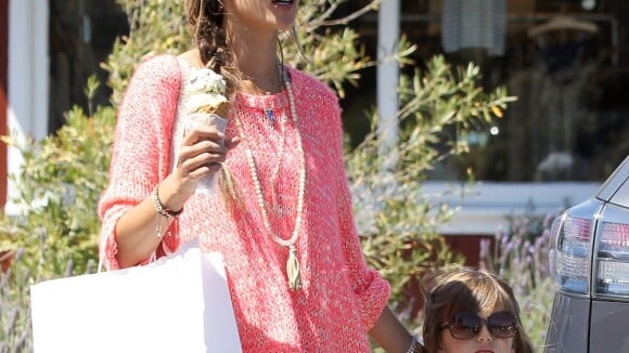 Alessandra Ambrosio : Gourmandises et shopping pour le top et sa fille