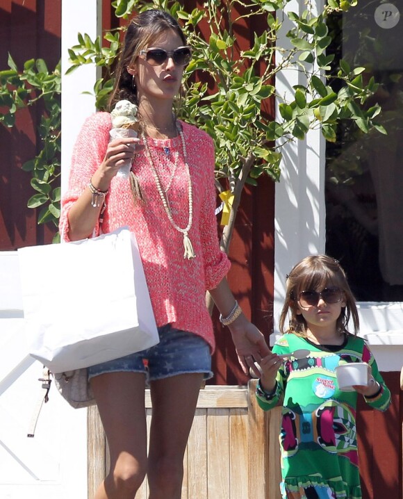 Alessandra Ambrosio et sa fille Anja complices dégustent une glace dans les rues de Brentwood, le 18 avril 2013.