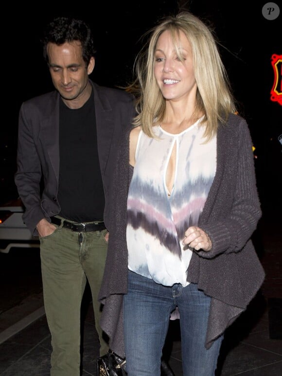 Heather Locklear est allée dîner au restaurant RivaBella avec un mystérieux inconnu qui avait oublié de fermer sa braguette en sortant. West Hollywood, le 16 avril 2013.