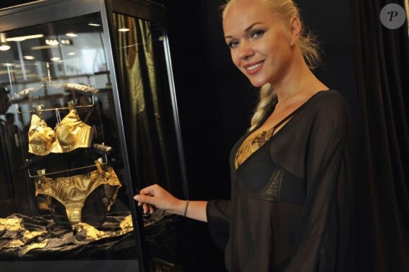 La marque Rococo Dessous présente sa lingerie en or 24 carats au salon Top Marques à Monaco, le 18 avril 2013.