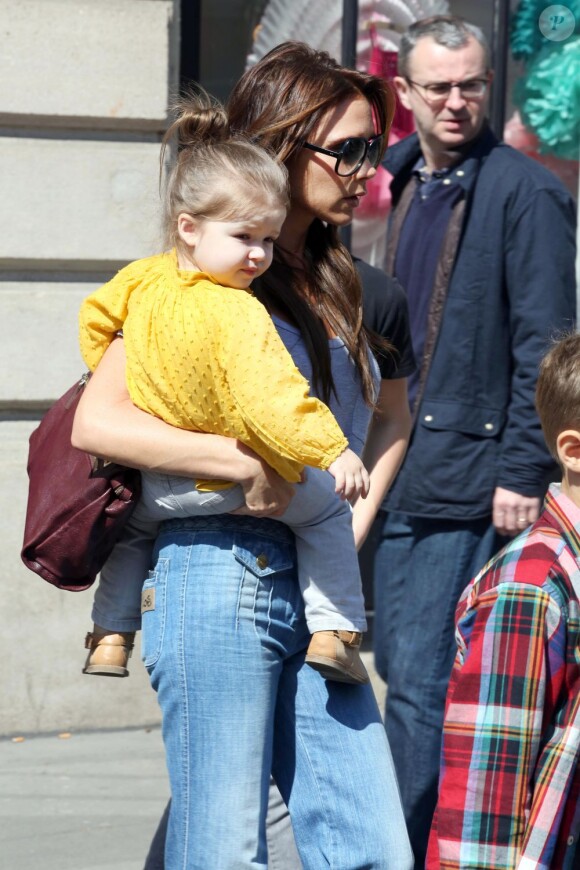 Victoria Beckham est allée faire du shopping dans la boutique Bonton à Bastille, avec ses parents Anthony et Jacqueline Adams, et ses enfants Harper, Cruz et Romeo, à Paris, le 20 avril 2013.