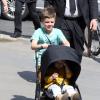 Victoria Beckham est allée faire du shopping chez Bonton à Bastille, avec ses parents Anthony et Jacqueline Adams, et ses enfants Harper, Cruz et Romeo, à Paris, le 20 avril 2013.
