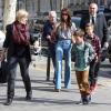 Victoria Beckham est allée faire du shopping chez Bonton dans le quartier de Bastille, avec ses parents Anthony et Jacqueline Adams, et ses enfants Harper, Cruz et Romeo, à Paris, le 20 avril 2013.