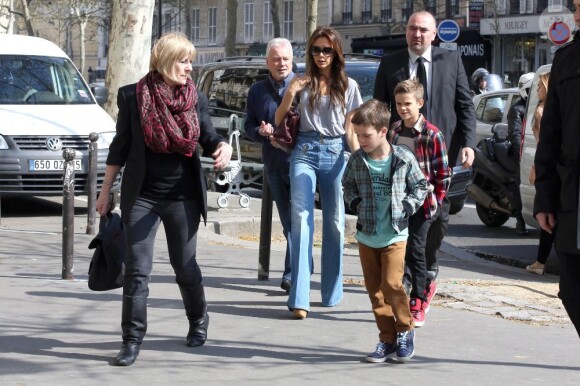 Victoria Beckham est allée faire du shopping chez Bonton dans le quartier de Bastille, avec ses parents Anthony et Jacqueline Adams, et ses enfants Harper, Cruz et Romeo, à Paris, le 20 avril 2013.