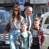 Victoria Beckham est allée faire un peu de shopping chez Bonton à Bastille, avec ses parents Anthony et Jacqueline Adams, et ses enfants Harper, Cruz et Romeo, à Paris, le 20 avril 2013.