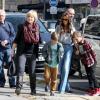 Victoria Beckham est allée faire du shopping chez Bonton à Bastille, avec ses parents Anthony et Jacqueline Adams, et ses enfants Harper, Cruz et Romeo, à Paris, le 20 avril 2013.