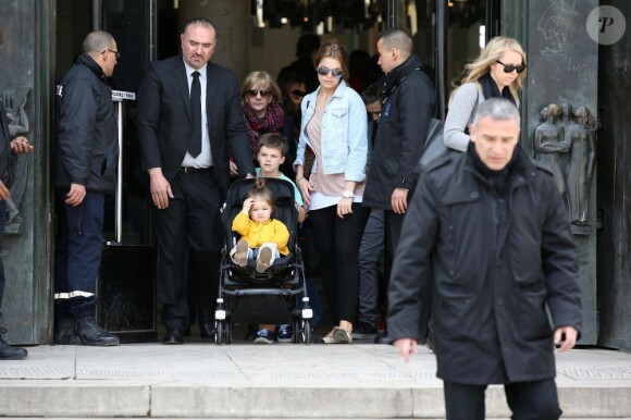 Victoria Beckham est allée visiter le Palais de Tokyo avec ses parents, Anthony et Jacqueline, et ses enfants, Harper, Cruz et Romeo à Paris, le 20 avril 2013.