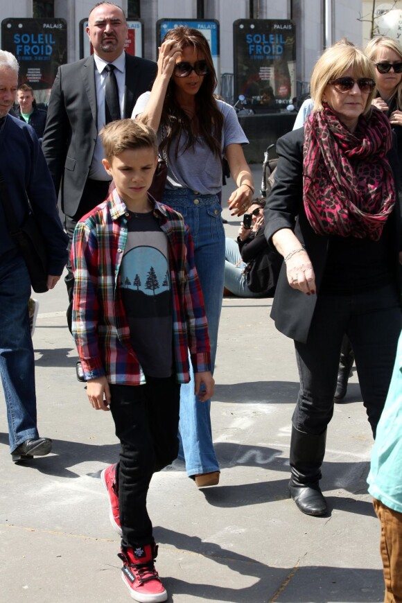 Victoria Beckham est allée visiter le Palais de Tokyo avec ses parents et ses enfants, Harper, Cruz et Romeo à Paris, le 20 avril 2013.