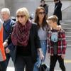Victoria Beckham est allée visiter le Palais de Tokyo avec ses parents et ses enfants, Harper, Cruz et Romeo à Paris, le samedi 20 avril 2013.