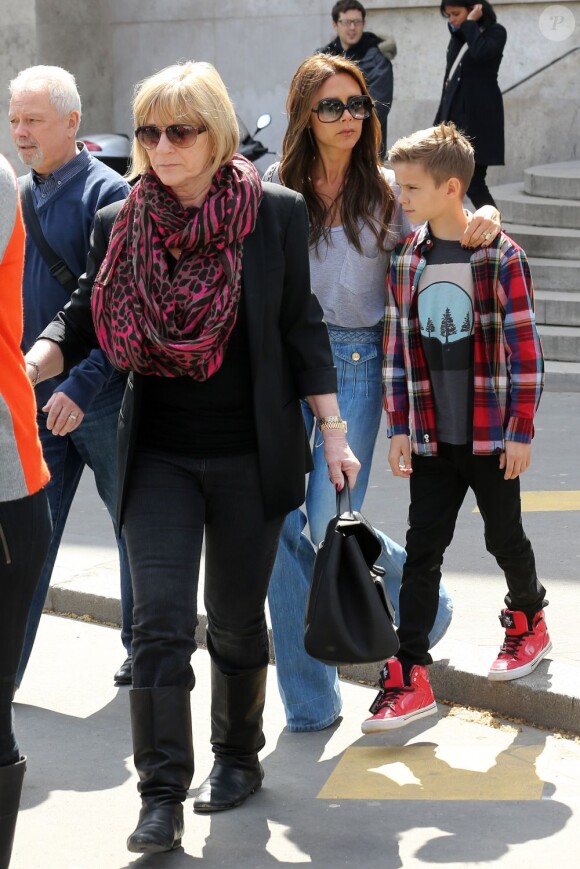 Victoria Beckham est allée visiter le Palais de Tokyo avec ses parents et ses enfants, Harper, Cruz et Romeo à Paris, le samedi 20 avril 2013.