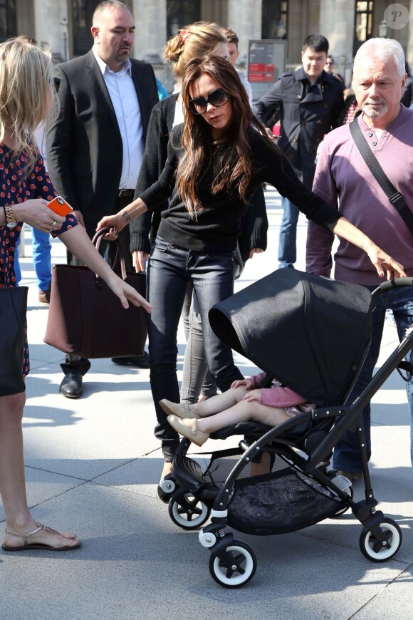 L'ex-Spice Girl Victoria Beckham est allée visiter le musée du Louvre en compagnie de ses enfants, Harper, Cruz, Romeo et Brooklyn, et de ses parents Anthony et Jacqueline Adams à Paris, le 21 avril 2013.