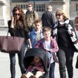 La jolie Victoria Beckham est allée visiter le musée du Louvre en compagnie de ses enfants, Harper, Cruz, Romeo et Brooklyn, et de ses parents Anthony et Jacqueline Adams à Paris, le 21 avril 2013.