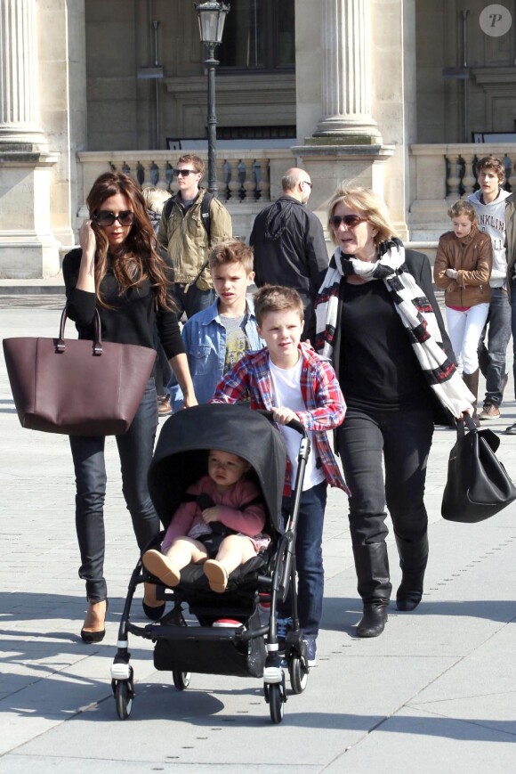 La jolie Victoria Beckham est allée visiter le musée du Louvre en compagnie de ses enfants, Harper, Cruz, Romeo et Brooklyn, et de ses parents Anthony et Jacqueline Adams à Paris, le 21 avril 2013.