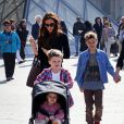 Victoria Beckham est allée visiter le musée du Louvre en compagnie de ses enfants, Harper, Cruz, Romeo et Brooklyn, et de ses parents Anthony et Jacqueline Adams à Paris, le 21 avril 2013.