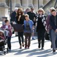 Victoria Beckham est allée visiter le musée du Louvre (Ier arrondissement) en compagnie de ses enfants, Harper, Cruz, Romeo et Brooklyn, et de ses parents Anthony et Jacqueline Adams à Paris, le 21 avril 2013.