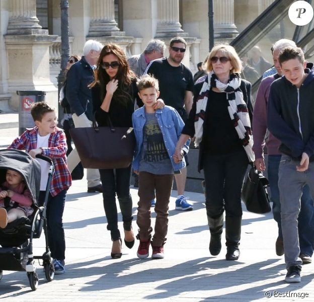 Victoria Beckham est allée visiter le musée du Louvre (Ier arrondissement) en compagnie de ses enfants, Harper, Cruz, Romeo et Brooklyn, et de ses parents Anthony et Jacqueline Adams à Paris, le 21 avril 2013.