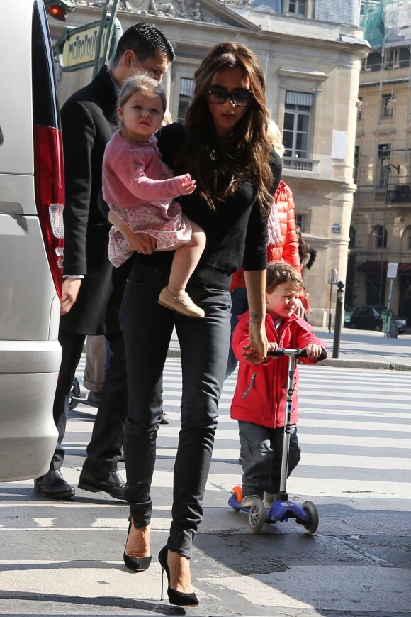 Victoria Beckham est allée visiter le musée du Louvre en compagnie de ses enfants, la petite Harper, Cruz, Romeo et Brooklyn, et de ses parents Anthony et Jacqueline Adams à Paris, le 21 avril 2013.