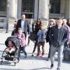 Victoria Beckham est allée visiter le musée du Louvre en compagnie de ses enfants, Harper, Cruz, Romeo et Brooklyn, et de ses parents Anthony et Jacqueline Adams à Paris, le 21 avril 2013.