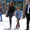 Victoria Beckham s'est rendue sur les Champs-Elysées, en compagnie de ses enfants, Harper, Cruz, Romeo et Brooklyn, et ses parents Anthony et Jacqueline Adams, à Paris, le 21 avril 2013.