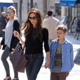 Victoria Beckham s'est rendue sur les Champs-Elysées, en compagnie de ses enfants, Harper, Cruz, Romeo et Brooklyn, et ses parents Anthony et Jacqueline Adams, à Paris, le 21 avril 2013.