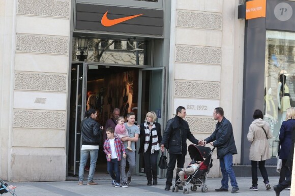 Victoria Beckham s'est rendue sur les Champs-Elysées, notamment chez Nike, en compagnie de ses enfants, Harper, Cruz, Romeo et Brooklyn, et ses parents Anthony et Jacqueline Adams, à Paris, le 21 avril 2013.