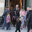 Victoria Beckham s'est rendue sur les Champs-Elysées, notamment dans la boutique Nike, en compagnie de ses enfants, Harper, Cruz, Romeo et Brooklyn, et ses parents Anthony et Jacqueline Adams, à Paris, le 21 avril 2013.