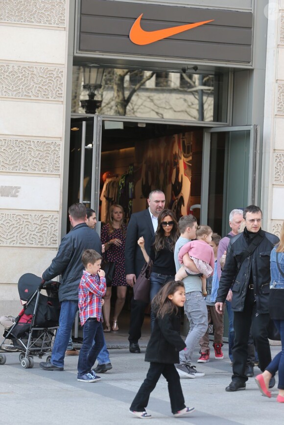 Victoria Beckham s'est rendue sur les Champs-Elysées, notamment dans la boutique Nike, en compagnie de ses enfants, Harper, Cruz, Romeo et Brooklyn, et ses parents Anthony et Jacqueline Adams, à Paris, le 21 avril 2013.