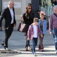 Victoria Beckham s'est rendue sur les Champs-Elysées, notamment chez Nike, en compagnie de ses enfants, Harper, Cruz, Romeo et Brooklyn, et de ses parents Anthony et Jacqueline Adams, à Paris, le 21 avril 2013.